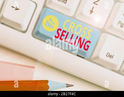 Text Zeichen zeigen Cross Selling. Business Foto Text ergänzende Produkte zu einem vorhandenen Kunden zu verkaufen Stockfoto