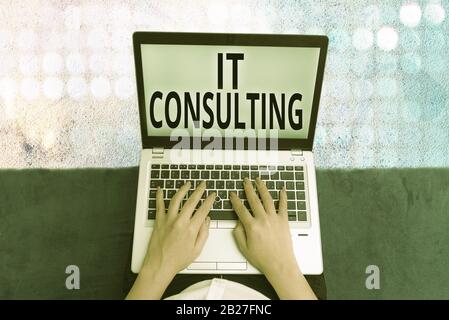 Konzeptionelles Handschreiben mit IT Consulting. Concept Meaning Konzentriert sich darauf, Unternehmen bei der Verwaltung ihrer IT zu beraten Stockfoto