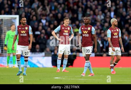 Spieler von Aston Villa erscheinen niedergeschlagen, nachdem Sergio Aguero (nicht im Rahmen) von Manchester City während des Carabao Cup-Finales im Wembley-Stadion in London das erste Tor des Spiels erzielt hat. Stockfoto