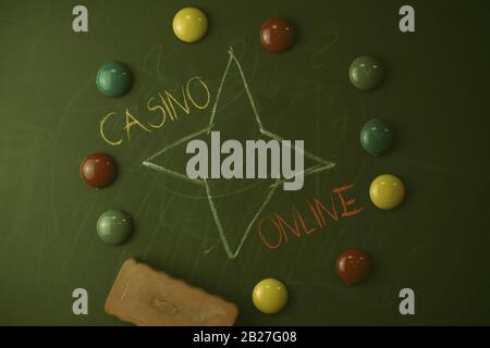 Handschriftertext Casino Online. Konzeptionelle Fotogamer können mit einem Radierer auf Casino-Spielen spielen und wetten, indem sie online runde flache Formsteine verwenden Stockfoto