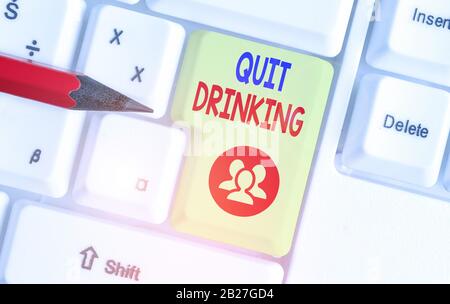 Handschriftertext Trinkt nicht mehr. Konzeptionelles Foto bedeutet, dass man sich von alkoholischen Getränken fernhält Stockfoto