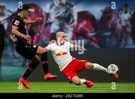 Leipzig, Deutschland. März 2020. Fußball: Bundesliga, 24. Spieltag, RB Leipzig - Bayer Leverkusen in der Red Bull Arena Leipzig. Leipziger Marcelo Saracchi im Duell mit Leverkusens Nadiem Amiri. Kredit: Jan Woitas / dpa-Zentralbild / dpa - WICHTIGER HINWEIS: Gemäß den Vorschriften der DFL Deutsche Fußball Liga und des DFB Deutscher Fußball-Bund ist es untersagt, im Stadion und/oder aus dem fotografierten Spiel in Form von Sequenzbildern und/oder videoähnlichen Fotoserien auszunutzen oder auszunutzen./dpa/Alamy Live News Stockfoto