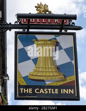 Pub-Zeichen übergeben - The Castle Inn - A Fullers Public House - Finchdean Road, Rowlands Castle, Hampshire, England, Großbritannien Stockfoto