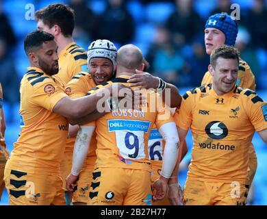 Wesps-Spieler feiern einen Versuch, den Dan Robson (NO9) während des Gallagher Premiership-Matches im Madejski Stadium in Reading erzielt hat. Stockfoto