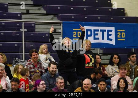 Raleigh, Vereinigte Staaten. Feb. 2020. Bei der Wahlkampfveranstaltung für Bürgermeister Pete Buttigieg an der Needham Broughton High School am 29. Februar 2020 in Raleigh, North Carolina. Credit: The Photo Access/Alamy Live News Stockfoto