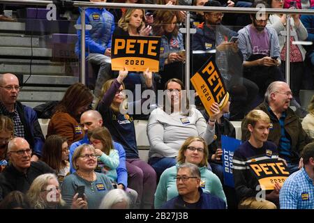 Raleigh, Vereinigte Staaten. Feb. 2020. Bei der Wahlkampfveranstaltung für Bürgermeister Pete Buttigieg an der Needham Broughton High School am 29. Februar 2020 in Raleigh, North Carolina. Credit: The Photo Access/Alamy Live News Stockfoto