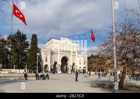 Beyazıt-Platz, Istanbul/Türkei - 19.01.2019: Haupttor der Universität Istanbul und Beyazit-Platz. Stockfoto