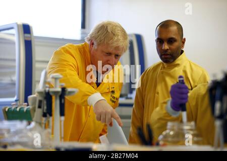 Premierminister Boris Johnson besucht ein Labor im Public Health England National Infection Service in Colindale, Nordlondon, da die Anzahl der bestätigten Fälle von Coronavirus in Großbritannien auf 35 absprang, nachdem 12 neue Patienten in England identifiziert wurden. Stockfoto