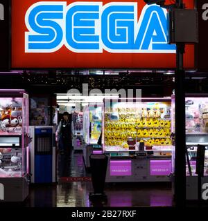 Schilder in einer Sega-Spielhalle in einer regnerischen Nacht in Shinjuku, Tokio, Japan. Stockfoto