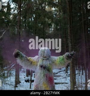 Yeti Märchenfigur im Winterwald. Fantasy-Foto im Freien. Stockfoto