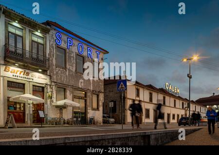 Vila Nova de Gaia nachts mit beleuchteten Schildern, Sportrestaurant und Calem Port House. Stockfoto