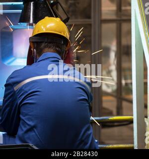 Arbeiter in der Maschinenfabrik in China. Stockfoto