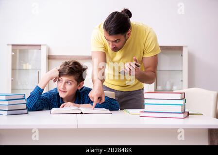 Der Vater, der seinen Sohn für Schule vorzubereiten Stockfoto