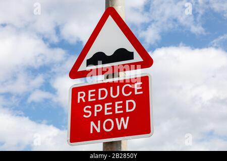 Dreiecksschild vor holpriger Straße im neuen brighton wirral august 2019 Stockfoto