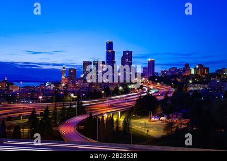 Blick auf die Innenstadt von Seattle über die Autobahn I5, nachts vom Dr. Jose Rizal Park, Washington, USA Stockfoto