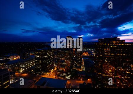 Nachtpanorama von der Bellevue City im Zentrum von King County, Vereinigte Staaten über den Lake Washington von Seattle Stockfoto