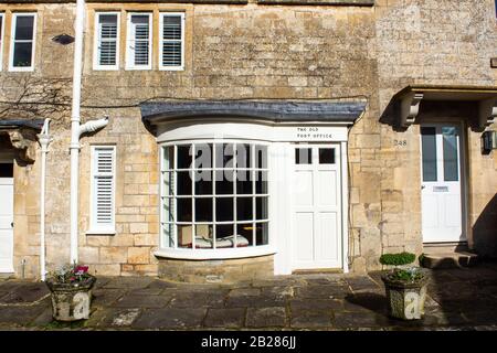 Die Front des alten Posthauses im Weiler Turleigh Wiltshire wurde in ein privates Haus umgewandelt, mit den Worten "das alte Postamt" über dem Stockfoto