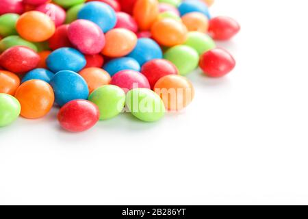 Regenbogenfarbene Bonbons, mehrfarbige Nahaufnahme, Textur und Wiederholung von Dragee Stockfoto