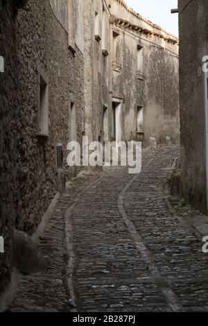 Eine kleine Straße in Erice Stockfoto