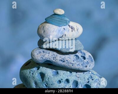 Steinstapel für Balance und Harmonie in hellen Farben Stockfoto