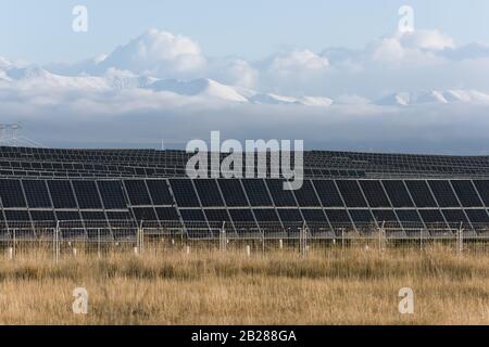 Blick auf ein Photovoltaik-Kraftwerk Stockfoto