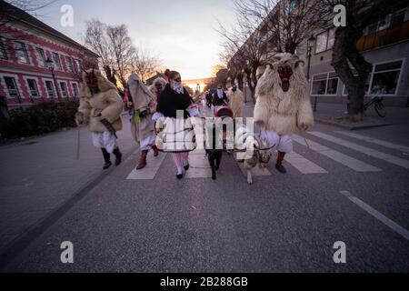 Menschen, die während der jährlichen Buso-Festlichkeiten in den Straßen von Mohacs, Südungarns, in "Buso"-Kostüm gekleidet waren Stockfoto