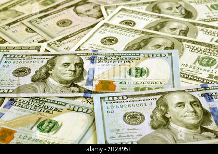 Hundert US-Dollar-Scheine. 100-Dollar-Rechnungen der Vereinigten Staaten. Hundert amerikanische Dollar. Währung der Vereinigten Staaten. Stockfoto