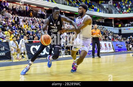 London, Großbritannien. März 2020. Buay Tuach von London Lions mit dem Ball beim EFL Sky Bet Championship Match zwischen Queens Park Rangers und Birmingham City im Kiyan Prince Foundation Stadium, London, England am 29. Februar 2020. Foto von Phil Hutchinson. Nur redaktionelle Nutzung, Lizenz für kommerzielle Nutzung erforderlich. Keine Verwendung bei Wetten, Spielen oder einer einzelnen Club-/Liga-/Spielerpublikationen. Kredit: UK Sports Pics Ltd/Alamy Live News Stockfoto