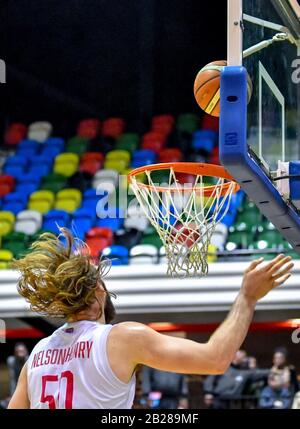 London, Großbritannien. März 2020. Darien Nelson-Henry von Leicester Riders beobachtet den Ball während des EFL Sky Bet Championship Matches zwischen Queens Park Rangers und Birmingham City im Kiyan Prince Foundation Stadium, London, England am 29. Februar 2020. Foto von Phil Hutchinson. Nur redaktionelle Nutzung, Lizenz für kommerzielle Nutzung erforderlich. Keine Verwendung bei Wetten, Spielen oder einer einzelnen Club-/Liga-/Spielerpublikationen. Kredit: UK Sports Pics Ltd/Alamy Live News Stockfoto