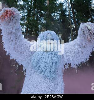 Yeti Märchenfigur im Winterwald. Fantasy-Foto im Freien. Stockfoto