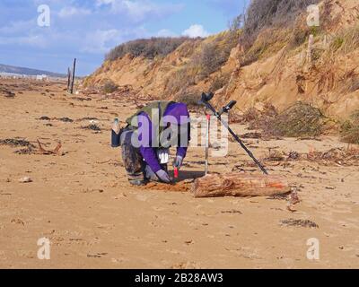 Metalldetektor am Somerset Beach, Großbritannien, Stockfoto