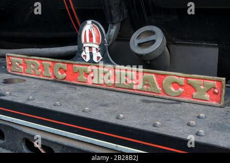 Das Namensschild „Eric Treacy“ eines Passagierdampfzugs der North Yorkshire Moors Railway am Bahnhof Goathland auf den North York Moors, in Stockfoto