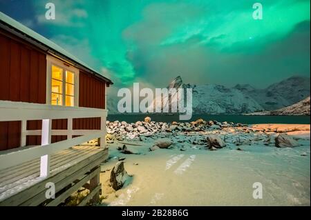 Blick auf Rorbuer bei Nordlichtern, Hamnoy, Moskenes, Moskenesoya, Nordland, Lofoten, Norwegen, Nordeuropa Stockfoto