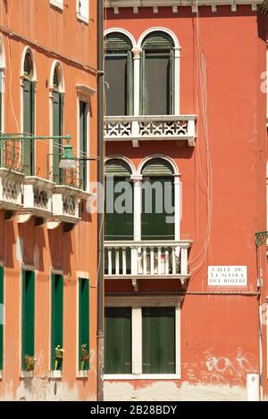 Gebäude an der Calle De La Scuola Dei Boteri in Venedig, Italien Stockfoto