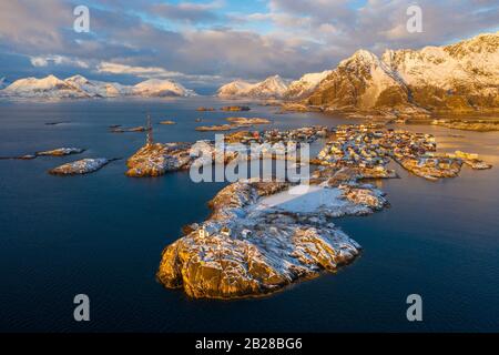 Luftaufnahme bei Sonnenuntergang über Henningsvaer, Vågan, Austvågøy, Nordland, Lofoten, Norwegen, Nordeuropa Stockfoto