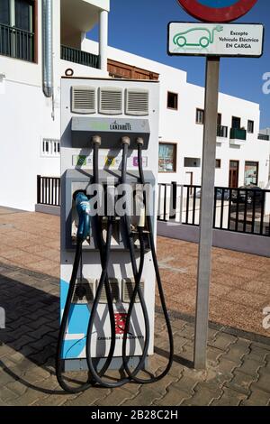 Die von der örtlichen Regierung bereitgestellte Ladestelle für Elektroautos in playa blanca Lanzarote kanarische Inseln spanien Charger hat mehrere verschiedene Stecker für var Stockfoto