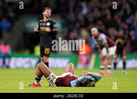 Jack Grealish von Aston Villa ist nach dem Finale des Carabao Cup im Wembley-Stadion in London niedergeschlagen. Stockfoto