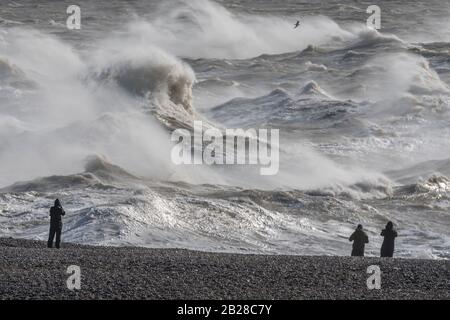 Fotografen zauern den Strand in Newhaven, East Sussex, als Storm Jorge am 29. Februar 2020 hohe Winde und starken Regen entfesselt. Stockfoto