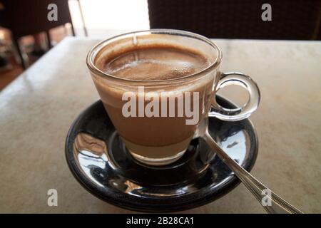 Café leche leche milchiger spanischer Kaffee mit Kondensmilch Schicht Lanzarote kanarische Inseln spanien Stockfoto