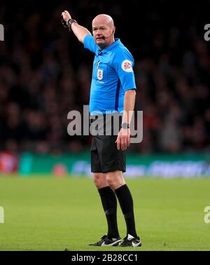 Schiedsrichter Lee Mason Gestik auf dem Spielfeld während des Carabao Cup-Finales im Wembley-Stadion, London. Stockfoto