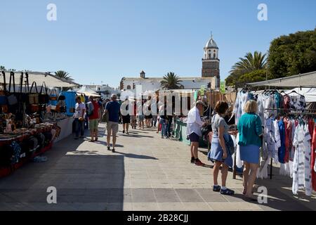 Shopping auf dem teguise Market Lanzarote kanarische Inseln spanien Stockfoto