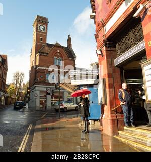 Hamstead U-Bahn-Station & High Street an einem regnerischen Tag. Stockfoto