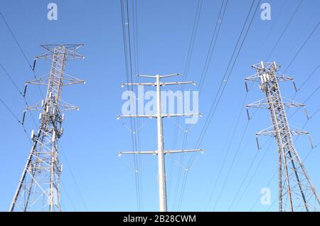 NACH MACHT SCHAUEN: Mit fortschreitendem technologischen Fortschritt und steigender Nachfrage nach Energie betrachten wir die neuen Hochspannungsleitungen des 21. Jahrhunderts. Stockfoto