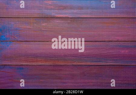 Ungleichmäßig gefärbte violette Holztafel. Stockfoto