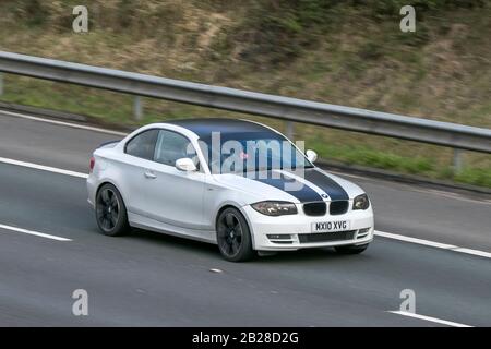 2010er weißer BMW 118 D Sport; Fahrzeugverkehr, Transport, moderne Fahrzeuge, Salonwagen, Fahrzeug auf britischen Straßen, Motoren auf der Autobahn M6 Stockfoto