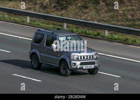 Suzuki Jimny SZ4 Silver Car Petrol Fahren auf der Autobahn M6 in der Nähe von Preston in Lancashire, Großbritannien Stockfoto