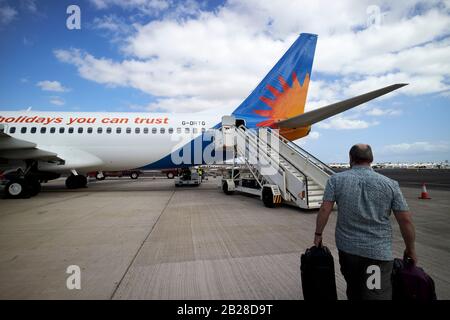 Passagiere, die zu den hinteren Stufen des JET2-Flugzeugs g-drtg arricife cesar manrique-Lanzarote Flughafen kanarische Inseln spanien laufen Stockfoto