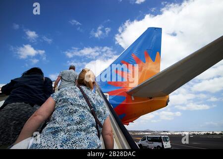 Übergewichtige Passagiere, die auf den hinteren Stufen des JET2-Flugzeugs g-drtg arricife cesar manrique-Lanzarote Flughafen kanarische Inseln spanien gehen Stockfoto