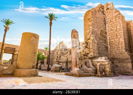 Ruinen im Karnak-Tempel bei Sonnenaufgang, Luxor Stockfoto