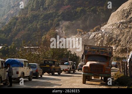Straßenbau und Stau in den Ausläufern des Himalayas, Bhutan Stockfoto